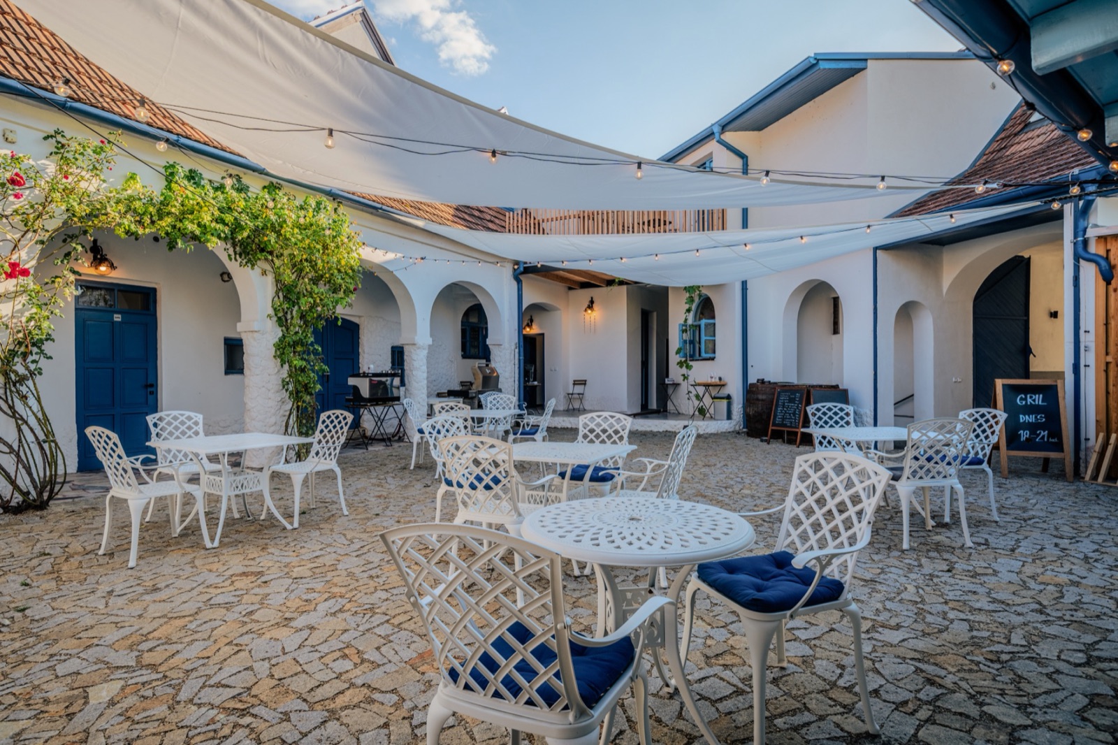 Penzion & Bistro DVOREK Vinařství Tomáš Křížek