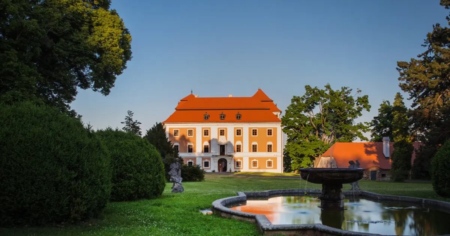 Státní zámek Valeč foto 1