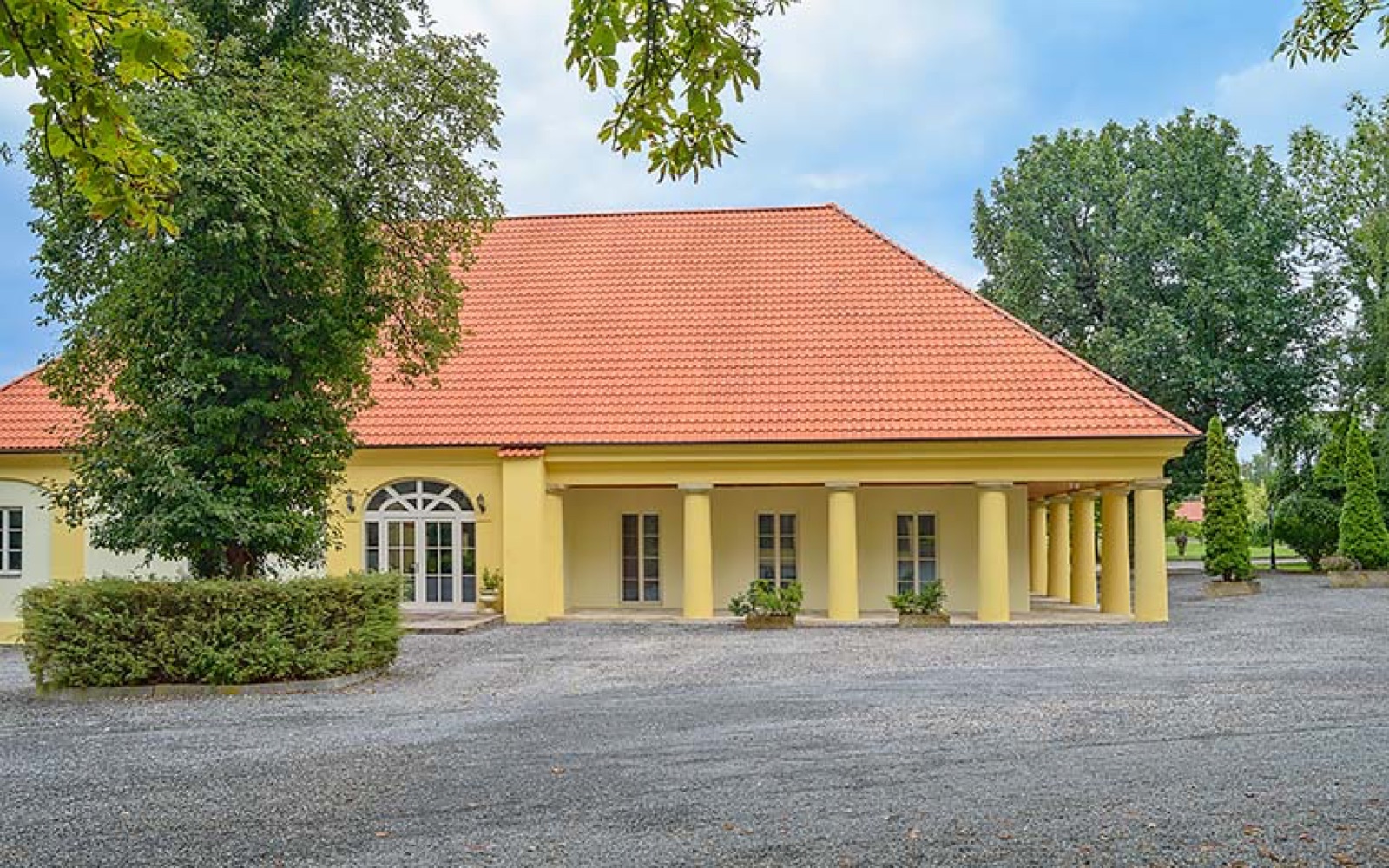 Zámecké prostory v areálu zámku Úmonín foto 2