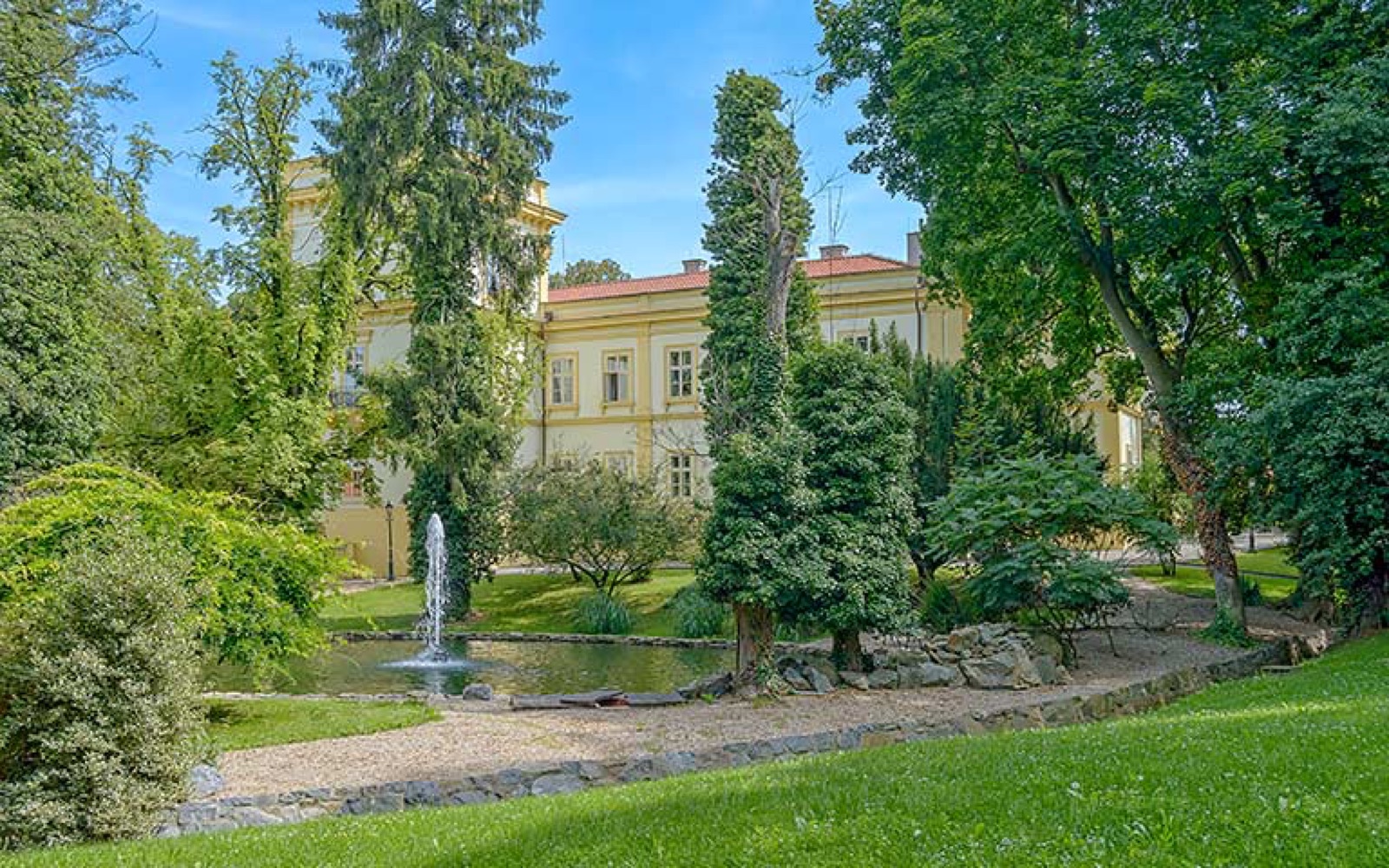 Zámecké prostory v areálu zámku Úmonín foto 6