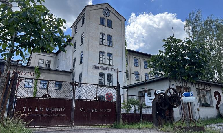 Bývalá Továrna Mastných v Lomnici nad Popelkou foto 1