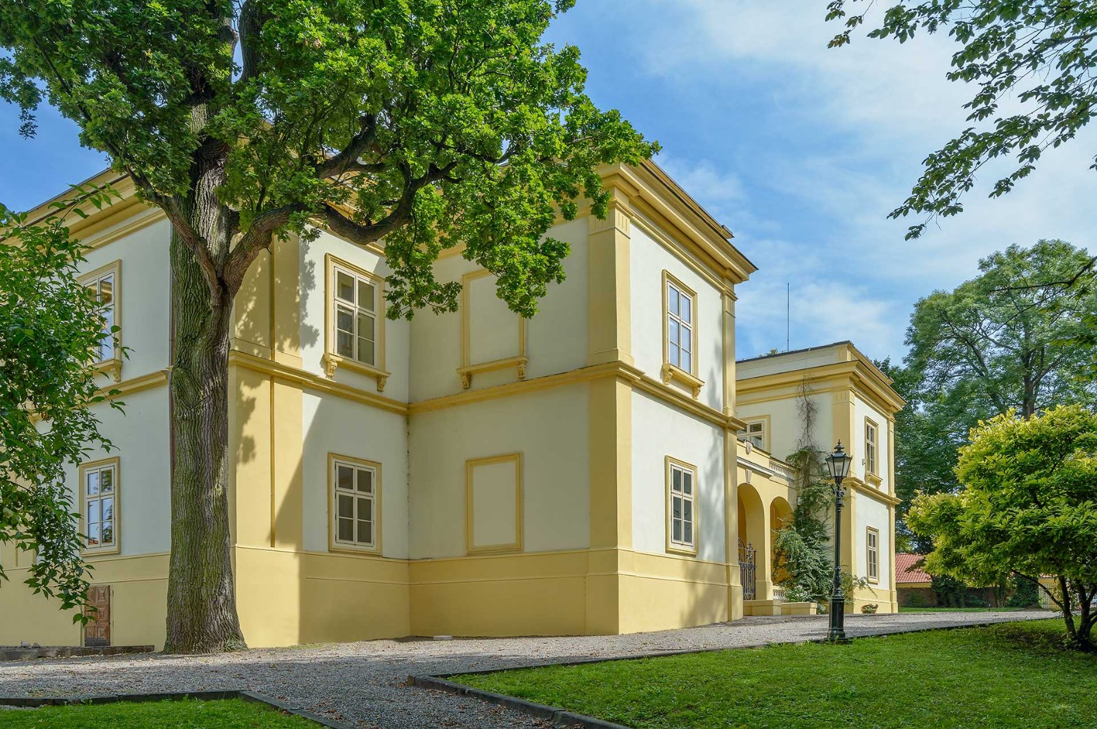 Zámecké prostory v areálu zámku Úmonín foto 12